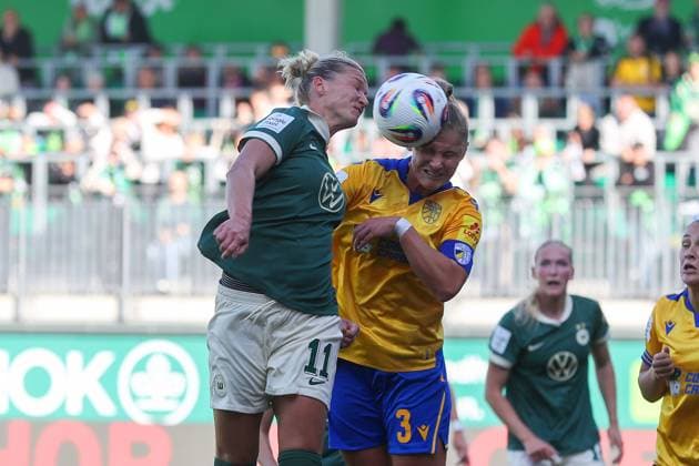 VfL , BL Women, Wolfsburg, 14 09 2025, FUßBALL VfL Wolfsburg vs FC Carl Zeiss Jena, Google Pixel Womens Bundesliga, Season 2025 26 Alexandra Popp VfL Wolfsburg , Toma Ihlenburg Jena Wolfsburg