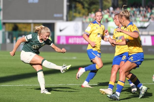 VfL , BL Women, Wolfsburg, 14 09 2025, FUßBALL VfL Wolfsburg vs FC Carl Zeiss Jena, Google Pixel Women Bundesliga, Season 2025 26 Justine Kielland VfL Wolfsburg , Lisa Gora Jena , Steffi Schmid Jena Wolfsburg