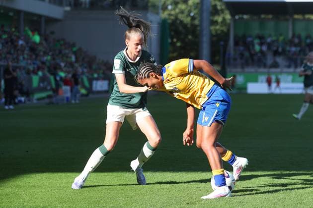 VfL , BL Women, Wolfsburg, 14 09 2025, FUßBALL VfL Wolfsburg vs FC Carl Zeiss Jena, Google Pixel Women Bundesliga, Season 2025 26 Vievien Endemann VfL Wolfsburg , Josephine Bonsu Jena Wolfsburg