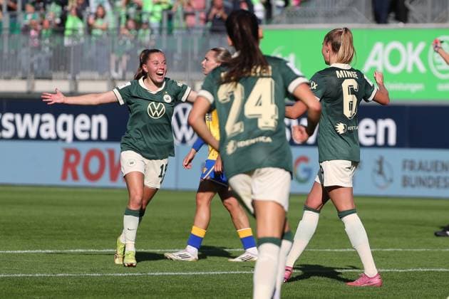 VfL , BL Frauen, Wolfsburg, 14 09 2025, FUßBALL VfL Wolfsburg vs FC Carl Zeiss Jena, Google Pixel Frauen Bundesliga, Saison 2025 26 Janina Minge VfL Wolfsburg cheers with the team after her goal to make it 1 0 Wolfsburg