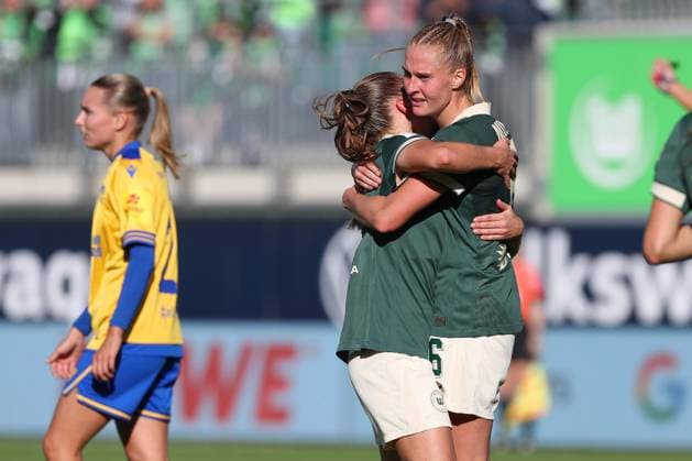 VfL , BL Frauen, Wolfsburg, 14 09 2025, FUßBALL VfL Wolfsburg vs FC Carl Zeiss Jena, Google Pixel Frauen Bundesliga, Saison 2025 26 Janina Minge VfL Wolfsburg cheers with the team after her goal to make it 1 0 Wolfsburg