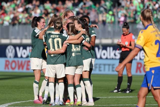 VfL , BL Frauen, Wolfsburg, 14 09 2025, FUßBALL VfL Wolfsburg vs FC Carl Zeiss Jena, Google Pixel Frauen Bundesliga, Saison 2025 26 Janina Minge VfL Wolfsburg cheers with the team after her goal to make it 1 0 Wolfsburg