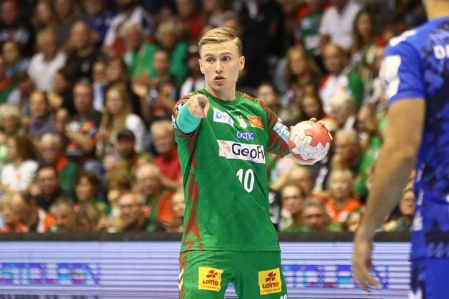 14 09 2025, xgox, Handball Daikin HBL SC Magdeburg TVB Stuttgart emspor, v l Gisli Thorgeir Kristjansson Magdeburg, 10 am Ball, plays the ball Magdeburg