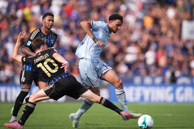 Udinese s Arthur Atta fights for the ball with PisaÕs Matteo Tramoni during the Serie A soccer match between Pisa and Udinese at the Arena Garibaldi Romeo Anconetani Stadium in Pisa, north Italy - Sunday, September 14, 2025 -  Copyright: xMassimoxPaolone LaPressex