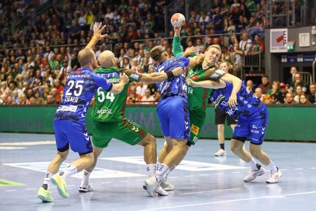 14 09 2025, xgox, Handball Daikin HBL SC Magdeburg TVB Stuttgart emspor, v l Patrick Zieker Stuttgart, 25 , Oscar Bergendahl Magdeburg, 54 , Antonio Seradilla Stuttgart, 5 , Gisli Thorgeir Kristjansson Magdeburg, 10 , Samuel Roethlisberger Röthlisberger, Stuttgart, 17 duel, duel, fight, tackle Magdeburg