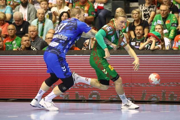14 09 2025, xgox, Handball Daikin HBL SC Magdeburg TVB Stuttgart emspor, v l Samuel Roethlisberger Röthlisberger, Stuttgart, 17 , Gisli Thorgeir Kristjansson Magdeburg, 10 duel, duel, fight, tackle Magdeburg