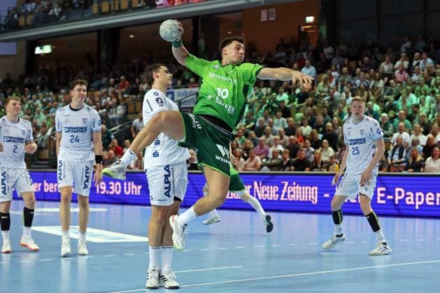 14 09 2025, xovx, Handball Daikin Handball Bundesliga, HSG Wetzlar TBV Lemgo Lippe v l Lukas Hutecek TBV Lemgo Lippe , Joel Willecke TBV Lemgo Lippe , Frederik Simak TBV Lemgo Lippe , Josip Simic HSG Wetzlar , Niels Gerardus Versteinen TBV Lemgo Lippe Wetzlar Buderus Arena Hessen Germany EN