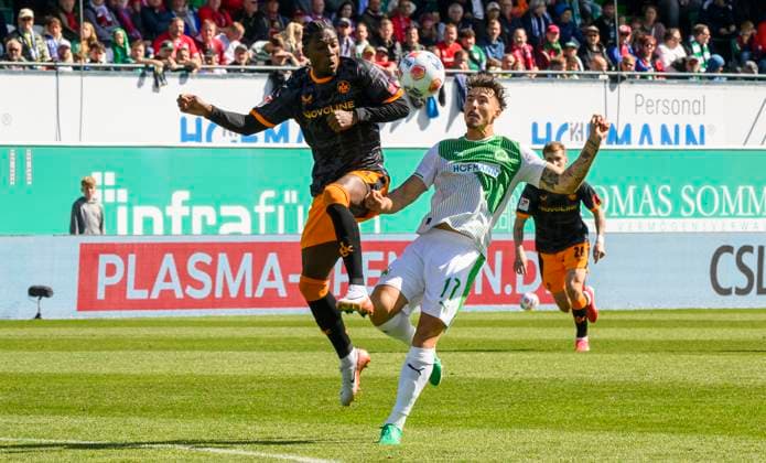 14 09 2025 Soccer Season 2025 2026 2 Soccer Bundesliga 05 Matchday SpVgg Greuther Fürth Kleeblatt 1 FC Kaiserslauten FCK Rote Teufel Sportfoto Zink MeZi xmexzix DFL regulations prohibit any use of photographs as image sequences and or quasi video only for editorial use Noah König 17, SpVgg Greuther Fürth, right foul Faride Alidou 48, 1 FC Kaiserslautern FCK scene to red card red sending off