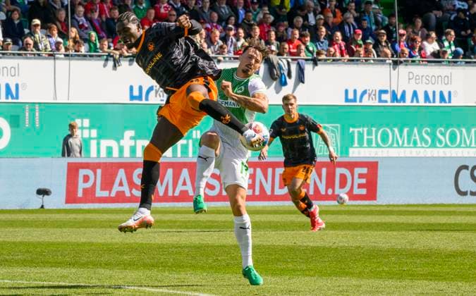 14 09 2025 Soccer Season 2025 2026 2 Soccer Bundesliga 05 Matchday SpVgg Greuther Fürth Kleeblatt 1 FC Kaiserslauten FCK Rote Teufel Sportfoto Zink MeZi xmexzix DFL regulations prohibit any use of photographs as image sequences and or quasi video only for editorial use Foul from Noah König 17, SpVgg Greuther Fürth to Faride Alidou 48, 1 FC Kaiserslautern FCK to red card red sending off for Noah König 17, SpVgg Greuther Fürth