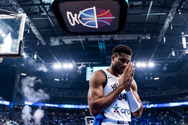 FIBA EuroBasket 2025: Bronze Griechenland - Finnland; 14.09.2025 Giannis Antetokounmpo (Griechenland, 34) betet vor dem Spiel FIBA EuroBasket 2025: Bronze Griechenland - Finnland; Riga, Arena Riga am 14.09.2025 *** FIBA EuroBasket 2025 Bronze Greece Finland 14 09 2025 Giannis Antetokounmpo Greece, 34 prays before the match FIBA EuroBasket 2025 Bronze Greece Finland Riga, Arena Riga on 14 09 2025 Copyright: xBEAUTIFULxSPORTS Wunderlx