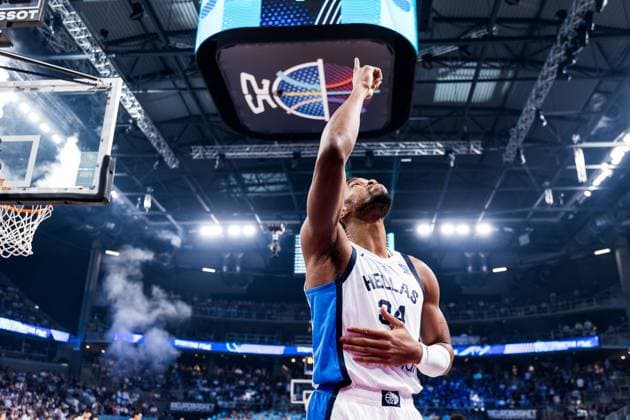 FIBA EuroBasket 2025 Bronze Greece Finland 14 09 2025 Giannis Antetokounmpo Greece, 34 prays before the match FIBA EuroBasket 2025 Bronze Greece Finland Riga, Arena Riga on 14 09 2025 Copyright: xBEAUTIFULxSPORTS Wunderlx