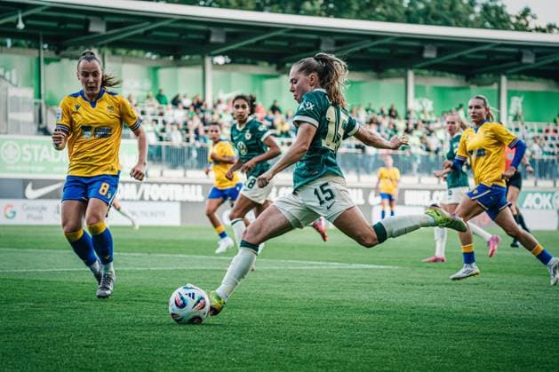 Google Pixel Women Bundesliga VfL Wolfsburg vs FC Carl Zeiss Jena, 14 09 25 Janou Levels VfL Wolfsburg, 15 hits a cross Soccer, Google Pixel Women Bundesliga, 2 Matchday VfL Wolfsburg vs FC Carl Zeiss Jena on 14 09 2025 at AOK Stadion, Wolfsburg DFB DFL REGULATIONS PROHIBIT ANY USE OF PHOTOGRAPHS AS IMAGE SEQUENCES AND OR QUASI VIDEO Copyright: xBEAUTIFULxSPORTS Tonhäuserx