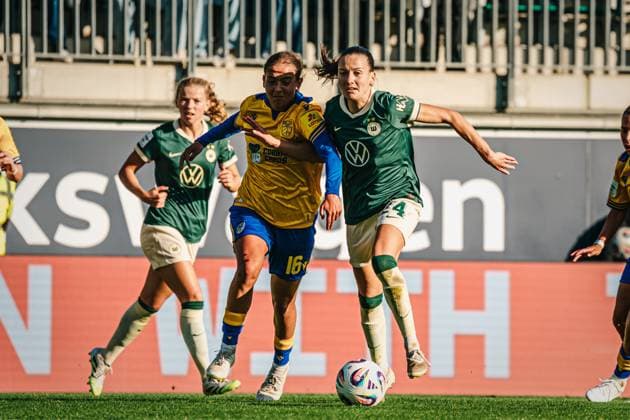 Google Pixel Women Bundesliga VfL Wolfsburg vs FC Carl Zeiss Jena, 14 09 25 Lisa Gora FC Carl Zeiss Jena, 16 in duel with Joelle Wedemeyer VfL Wolfsburg, 24 Soccer, Google Pixel Women Bundesliga, 2 Matchday VfL Wolfsburg vs FC Carl Zeiss Jena on 14 09 2025 at AOK Stadion, Wolfsburg DFB DFL REGULATIONS PROHIBIT ANY USE OF PHOTOGRAPHS AS IMAGE SEQUENCES AND OR QUASI VIDEO Copyright: xBEAUTIFULxSPORTS Tonhäuserx