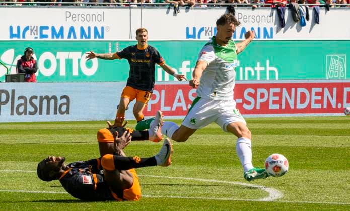 14 09 2025 Soccer Season 2025 2026 2 Soccer Bundesliga 05 Matchday SpVgg Greuther Fürth Kleeblatt 1 FC Kaiserslauten FCK Rote Teufel Sportfoto Zink MeZi xmexzix DFL regulations prohibit any use of photographs as image sequences and or quasi video only for editorial use Foul from Noah König 17, SpVgg Greuther Fürth to Faride Alidou 48, 1 FC Kaiserslautern FCK to red card red sending off for Noah König 17, SpVgg Greuther Fürth