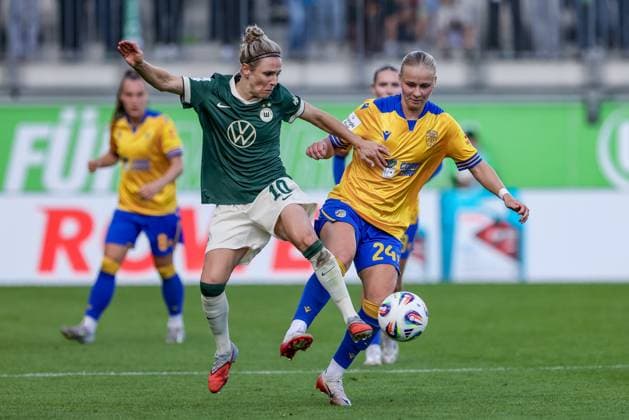from left Svenja Huth VfL Wolfsburg, 10 and Isabella Jaron FC Carl Zeiss Jena, 24 in a duel, dynamic, action, action, game scene, THE DFB REGULATIONS PROHIBIT ANY USE OF PHOTOGRAPHS AS IMAGE SEQUENCES AND OR QUASI VIDEO , 14 09 2025, Wolfsburg Germany , Football, Google Pixel Womens Bundesliga, VfL Wolfsburg FC Carl Zeiss Jena xobx