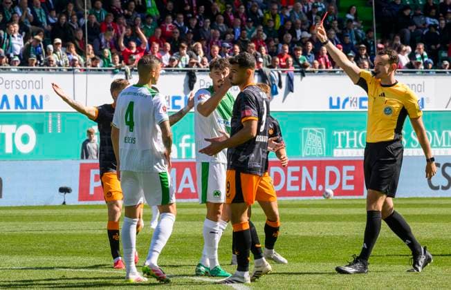 14 09 2025 Soccer Season 2025 2026 2 Soccer Bundesliga 05 Matchday SpVgg Greuther Fürth Kleeblatt 1 FC Kaiserslauten FCK Rote Teufel Sportfoto Zink MeZi xmexzix DFL regulations prohibit any use of photographs as image sequences and or quasi video only for editorial use Richard Hempel Referee shows Noah König 17, SpVgg Greuther Fürth red card red sending off