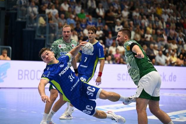 Kay Smits VfL Gummersbach 31 against Fabian Wiede Fuechse Berlin 3 and Max Darj Fuechse Berlin 5 GER, VfL Gummersbach vs Fuechse Berlin, Handball, Daikin 1 Bundesliga, Matchday 4, Season 2025 2026, Schwalbe Arena Gummersbach, 14 09 2025 GER, VfL Gummersbach vs Fuechse Berlin, Handball, Daikin 1 Bundesliga, Matchday 4, Season 2025 2026, Schwalbe Arena Gummersbach, 14 09 2025 Gummersbach Copyright: xEibner-Pressefoto JuergenxAugstx EP_JAT
