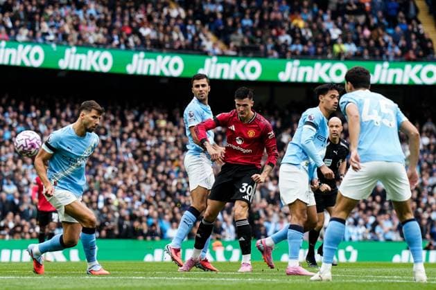 Manchester, England, 14th September 2025. Benjamin Å eÅ¡ko of Manchester United, ManU has a shot at goal during the Manchester City vs Manchester United Premier League match at the Etihad Stadium, Manchester. Picture credit should read: Andrew Yates Sportimage EDITORIAL USE ONLY. No use with unauthorised audio, video, data, fixture lists, club league logos or live services. Online in-match use limited to 120 images, no video emulation. No use in betting, games or single club league player publications. SPI_015_AY_MCI_MUFC SPI-4139-0009