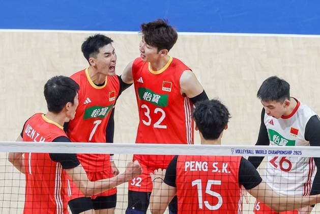 (250914) -- PASAY CITY, Sept. 14, 2025 -- Players of China celebrate scoring during the pool H match between the China and Brazil at the FIVB Men s World Championship, WM, Weltmeisterschaft 2025 in Pasay City, the Philippines, on Sep. 14, 2025. ) (SP)THE PHILIPPINES-PASAY CITY-VOLLEYBALL-FIVB MEN S WORLD CHAMPIONSHIP 2025-CHN VS BRA ROUELLExUMALI 