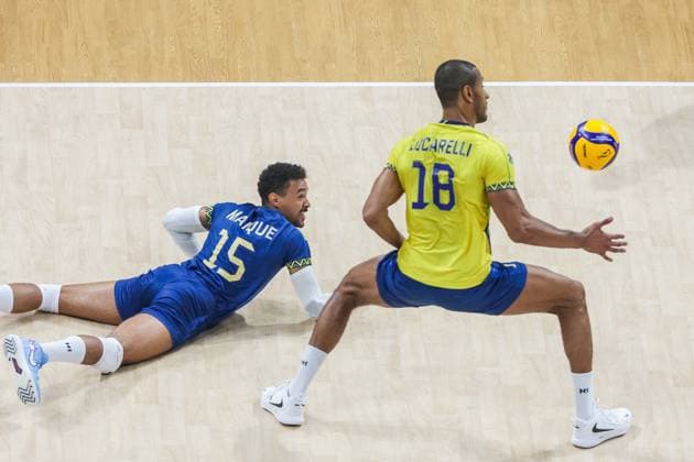 (250914) -- PASAY CITY, Sept. 14, 2025 -- Maique Reis Nascimento (L) and Ricardo Lucarelli Souza of Brazil compete during the pool H match between the China and Brazil at the FIVB Men s World Championship, WM, Weltmeisterschaft 2025 in Pasay City, the Philippines, on Sep. 14, 2025. ) (SP)THE PHILIPPINES-PASAY CITY-VOLLEYBALL-FIVB MEN S WORLD CHAMPIONSHIP 2025-CHN VS BRA ROUELLExUMALI 