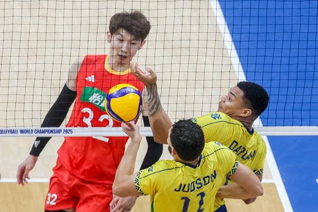 (250914) -- PASAY CITY, Sept. 14, 2025 -- Darlan Ferreira Souza (R) and Judson Amabel Nunes da Cunha Jr (C) of Brazil compete during the pool H match between the China and Brazil at the FIVB Men s World Championship, WM, Weltmeisterschaft 2025 in Pasay City, the Philippines, on Sep. 14, 2025. ) (SP)THE PHILIPPINES-PASAY CITY-VOLLEYBALL-FIVB MEN S WORLD CHAMPIONSHIP 2025-CHN VS BRA ROUELLExUMALI 