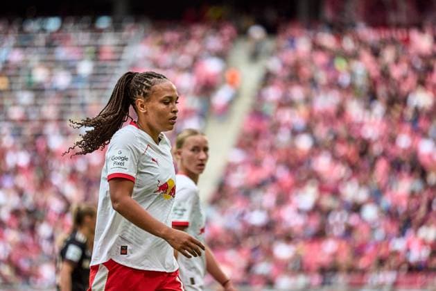 14 09 2025, GER, Womens soccer, BL, 2025 2026, RB Leipzig FC Bayern Munich Lisa Baum 11, RB Leipzig , Portrait, with fans in the background Leipzig Red Bull Arena Saxony Germany