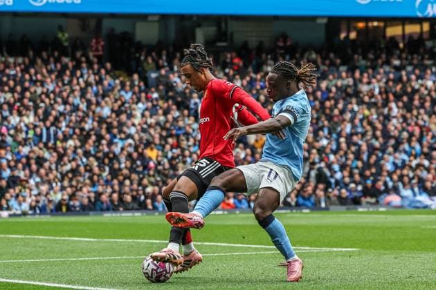 Premier League Manchester City v Manchester United, ManU Leny Yoro of Manchester United holds off Jeremy Doku of Manchester City during the Premier League match Manchester City vs Manchester United at Etihad Stadium, Manchester, United Kingdom, 14th September 2025 (Photo by Mark Cosgrove News Images) Manchester Etihad Stadium Manchester United Kingdom Copyright: xMarkxCosgrove NewsxImagesx