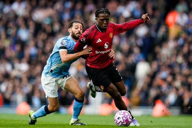 Manchester, England, 14th September 2025. Bernardo Silva of Manchester City fouls Patrick Dorgu of Manchester United, ManU during the Manchester City vs Manchester United Premier League match at the Etihad Stadium, Manchester. Picture credit should read: Andrew Yates Sportimage EDITORIAL USE ONLY. No use with unauthorised audio, video, data, fixture lists, club league logos or live services. Online in-match use limited to 120 images, no video emulation. No use in betting, games or single club league player publications. SPI_018_AY_MCI_MUFC SPI-4139-0018
