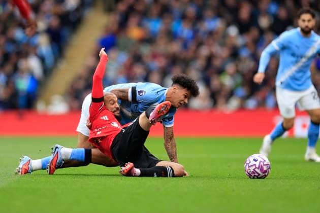 Manchester City v Manchester United, ManU Premier League 14 09 2025. Nico O Reilly (33) of Manchester City and Noussair Mazraoui (3) of Manchester United challenge for the ball during the Premier League match between Manchester City and Manchester United at the Etihad Stadium, Manchester, England on 14 September 2025. Manchester Etihad Stadium Manchester England Editorial use only DataCo restrictions apply See www.football-dataco.com , Copyright: xConorxMolloyx PSI-22824-0018