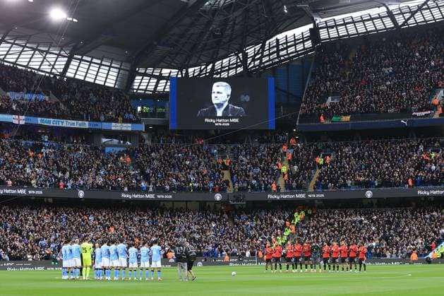 Manchester City gegen Manchester United 14. September 2025 Premier League Manchester City gegen Manchester United Spieler stellen sich zum Gedenken an den Boxer Ricky Hatton auf Foto Simon Stacpoole Abseits Manchester UK  Copyright: xSimonxStacpoolexOffside
