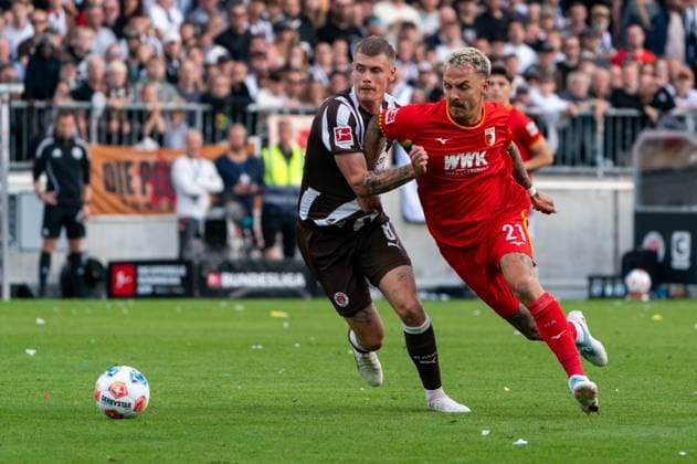 Phillip Tietz FC Augsburg, 21 in duel, fight for the ball with Eric Smith FC St Pauli, 08 , GER, FC St Pauli vs FC Augsburg, Football, Bundesliga, Matchday 3, Season 2025 2026, 14 09 2025 DFL REGULATIONS PROHIBIT ANY USE OF PHOTOGRAPHS AS IMAGE SEQUENCES AND OR QUASI VIDEO GER, FC St Pauli vs FC Augsburg, Football, Bundesliga, Matchday 3, Season 2025 2026, 14 09 2025 Hamburg Copyright: xEibner-Pressefoto MaxxVincenx EP_MVN