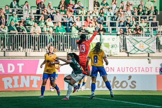 Google Pixel Womens Bundesliga VfL Wolfsburg vs FC Carl Zeiss Jena, 14 09 25 Hannah Etzold FC Carl Zeiss Jena, 13 clears the ball Football, Google Pixel Womens Bundesliga, 2 Matchday VfL Wolfsburg vs FC Carl Zeiss Jena on 14 09 2025 at AOK Stadium, Wolfsburg DFB DFL REGULATIONS PROHIBIT ANY USE OF PHOTOGRAPHS AS IMAGE SEQUENCES AND OR QUASI VIDEO Copyright: xBEAUTIFULxSPORTS Tonhäuserx