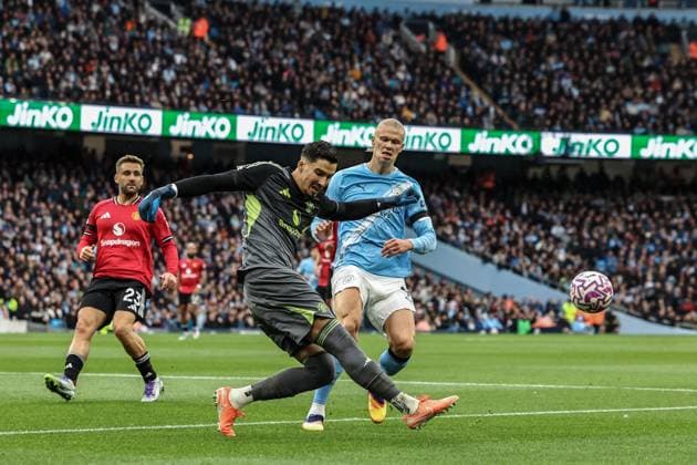 Premier League Manchester City v Manchester United, ManU Altay BayÄ±ndÄ±r of Manchester United clears the ball during the Premier League match Manchester City vs Manchester United at Etihad Stadium, Manchester, United Kingdom, 14th September 2025 (Photo by Mark Cosgrove News Images) Manchester Etihad Stadium Manchester United Kingdom Copyright: xMarkxCosgrove NewsxImagesx