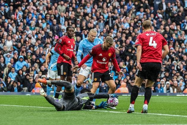 Premier League Manchester City v Manchester United, ManU Altay BayÄ±ndÄ±r of Manchester United makes a save during the Premier League match Manchester City vs Manchester United at Etihad Stadium, Manchester, United Kingdom, 14th September 2025 (Photo by Mark Cosgrove News Images) Manchester Etihad Stadium Manchester United Kingdom Copyright: xMarkxCosgrove NewsxImagesx