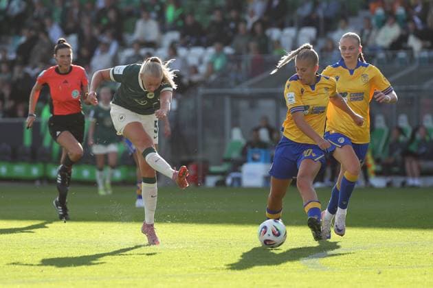 VfL , BL Women, Wolfsburg, 14 09 2025, FUßBALL VfL Wolfsburg vs FC Carl Zeiss Jena, Google Pixel Womens Bundesliga, Season 2025 26 Ella Paddemors VfL Wolfsburg , Steffi Schmid Jena , Isabella Jaron Jena Wolfsburg