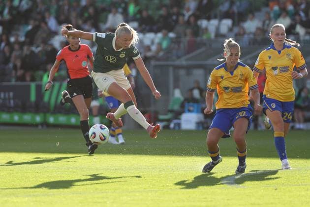 VfL , BL Women, Wolfsburg, 14 09 2025, FUßBALL VfL Wolfsburg vs FC Carl Zeiss Jena, Google Pixel Womens Bundesliga, Season 2025 26 Ella Paddemors VfL Wolfsburg , Steffi Schmid Jena , Isabella Jaron Jena Wolfsburg
