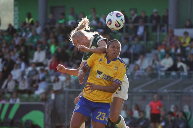 VfL , BL Women, Wolfsburg, 14 09 2025, FUßBALL VfL Wolfsburg vs FC Carl Zeiss Jena, Google Pixel Womens Bundesliga, Season 2025 26 Josephine Bonsu Jena , Ella Paddemors VfL Wolfsburg Wolfsburg
