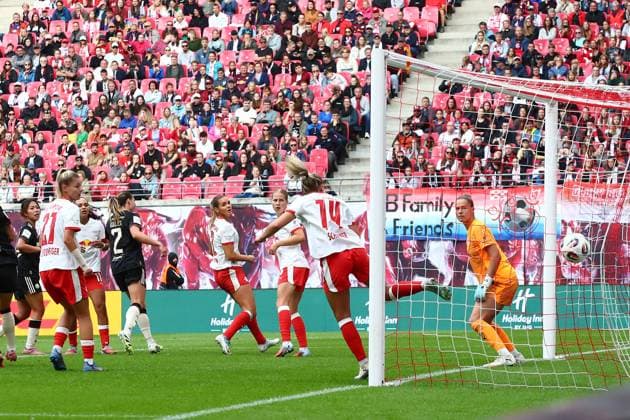 RB Leipzig Bayern Muenchen 1 Bundesliga Women Leipzig, Red Bull Arena, 14 09 2025, Football, Women, Season 2025 2026, Women Bundesliga, 2 Matchday , RB Leipzig FC Bayern Munich 0 3 0 1 , In the picture Goal for Munich, Vanessa Gilles 2, Bayern trfiit to 0 3 against goalkeeper Elvira Herzog 1, RB Leipzig ,