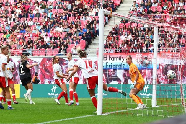 RB Leipzig Bayern Muenchen 1 Bundesliga Women Leipzig, Red Bull Arena, 14 09 2025, Football, Women, Season 2025 2026, Women Bundesliga, 2 Matchday , RB Leipzig FC Bayern Munich 0 3 0 1 , In the picture goal for Munich, Vanessa Gilles 2, Bayern, not in the picture trfiit to 0 3 against goalkeeper Elvira Herzog 1, RB Leipzig ,