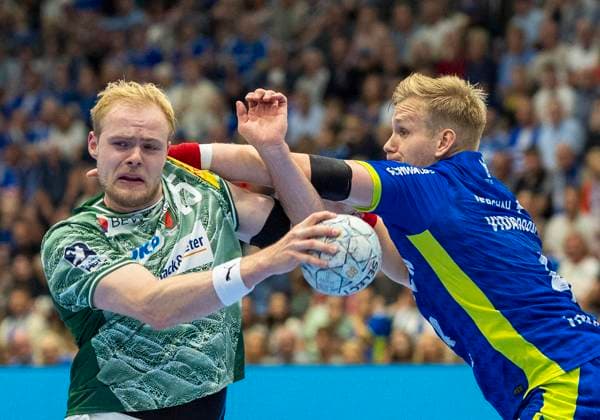 Matthes Langhoff Fuechse Berlin, 25 , is held here by Ellidi Vidarsson VfL Gummersbach, 4 Handball Daikin HBL Handball Bundesliga, VfL Gummersbach Füchse Berlin, 4, Matchday, 14 09 2025 Copyright: HMBxMedia xMarcoxBader