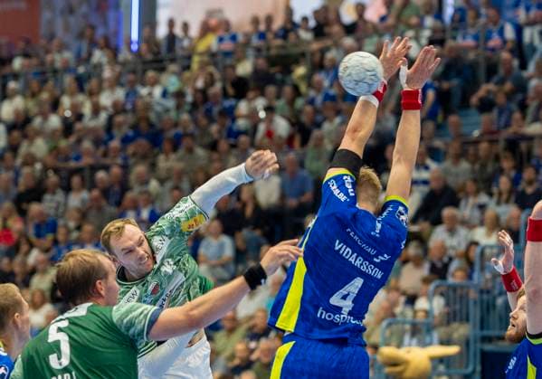 Mathias Gidsel Fuechse Berlin, 19 , with a throw Ellidi Vidarsson VfL Gummersbach, 4 tries to block the throw Handball Daikin HBL Handball Bundesliga, VfL Gummersbach Füchse Berlin, 4, Matchday, 14 09 2025 Copyright: HMBxMedia xMarcoxBader