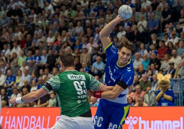 Julian Koester Köster, VfL Gummersbach, 7 is tried to be prevented from throwing by Mijajlo Marsenic Fuechse Berlin, 93 Handball Daikin HBL Handball Bundesliga, VfL Gummersbach Füchse Berlin, 4, Matchday, 14 09 2025 Copyright: HMBxMedia xMarcoxBader