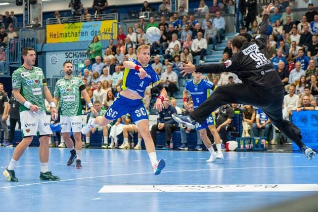 Ellidi Snaer Vidarsson, Circulation player, VfL Gummersbach 4 , Dejan Milosavljev, Goalkeeper, Fuechse Berlin 96 VfL Gummersbach vs Fuechse Berlin, Daikin Handball Bundesliga, Men ,4 Matchday, 14 09 2025 Gummersbach NRW Germany Copyright: xkolbert-press MartinxWdziecznyx