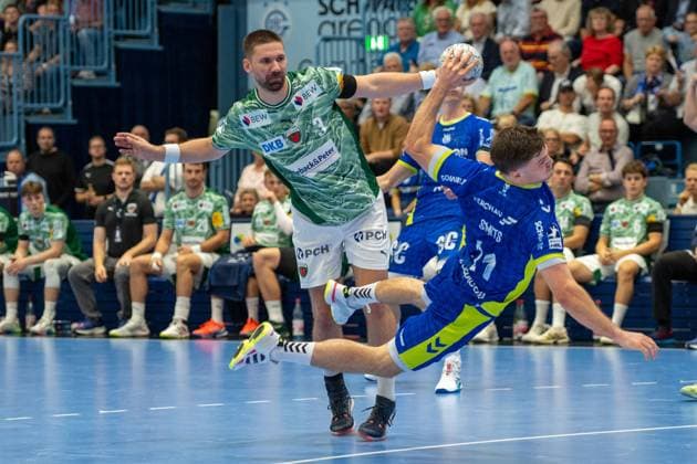 Fabian Wiede, Backcourt, Fuechse Berlin 3 , Kay Smits, Backcourt, VfL Gummersbach 31 , VFL Gummersbach vs Fuechse Berlin, Daikin Handball Bundesliga, Men ,4 Matchday, 14 09 2025 Gummersbach NRW Germany Copyright: xkolbert-press MartinxWdziecznyx