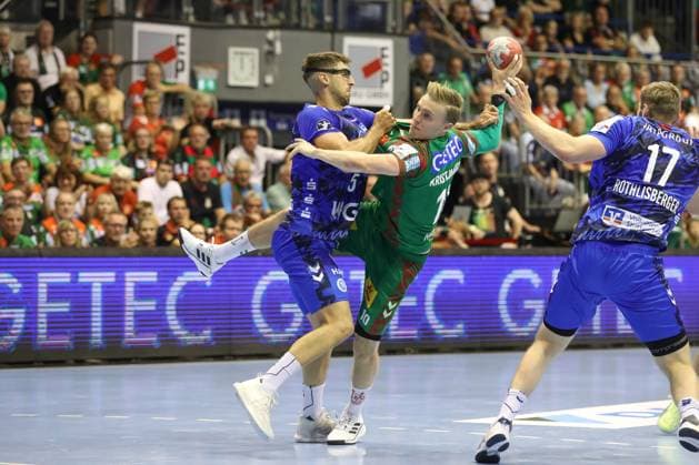 14 09 2025, xtgx, SC Magdeburg TVB Stuttgart v l Antonio Seradilla Stuttgart, 5 , Gisli Thorgeir Kristjansson Magdeburg, 10 duel, duel, fight, tackle Magdeburg