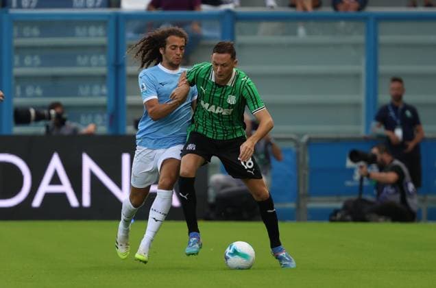 Lazio s Matteo Guendouzi fights for the ball with Sassuolo s Nemanja Matic during the Serie A Unilive soccer match between U.S Sassuolo and S.S. Lazio at Mapei stadium, Reggio Emilia, northern Italy, Monday, September 14, 2025. - Soccer - (Photo Michele Nucci - LaPresse)  Copyright: xMichelexNucci LaPressex