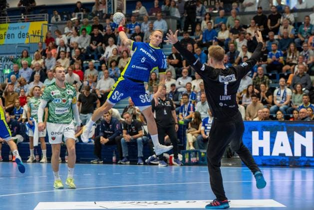 Tilen Kodrin, Outside, VfL Gummersbach 5 , Lasse Ludwig, Goalkeeper, Fuechse Berlin 1 VfL Gummersbach vs Fuechse Berlin, Daikin Handball Bundesliga, Men ,4 Matchday, 14 09 2025 Gummersbach NRW Germany Copyright: xkolbert-press MartinxWdziecznyx