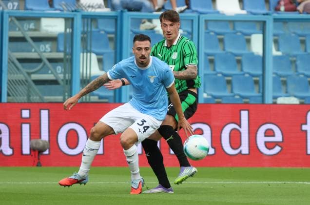 Lazio™s Mario Gila fights for the ball with Sassuolo s Andrea Pinamonti during the Serie A Unilive soccer match between U.S Sassuolo and S.S. Lazio at Mapei stadium, Reggio Emilia, northern Italy, Monday, September 14, 2025. - Soccer - (Photo Michele Nucci - LaPresse)  Copyright: xMichelexNucci LaPressex