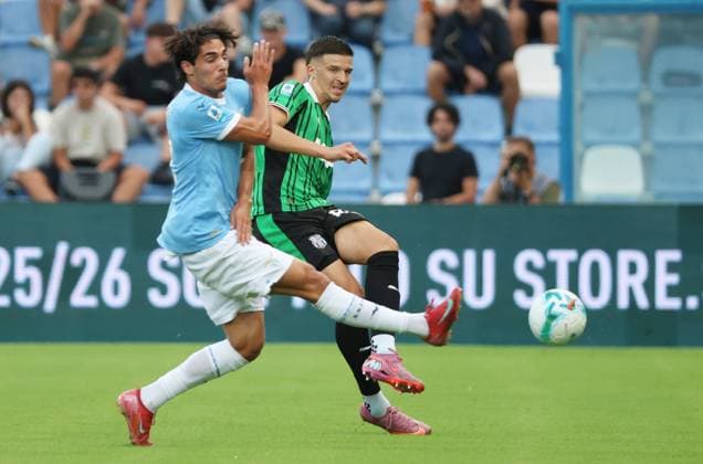 Lazio™s Matteo Cancellieri fights for the ball with Sassuolo s Tarik Muharemovic during the Serie A Unilive soccer match between U.S Sassuolo and S.S. Lazio at Mapei stadium, Reggio Emilia, northern Italy, Monday, September 14, 2025. - Soccer - (Photo Michele Nucci - LaPresse)  Copyright: xMichelexNucci LaPressex