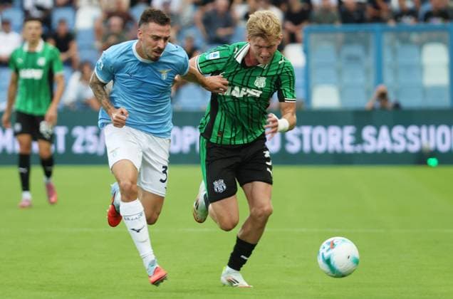 Lazio™s Mario Gila fights for the ball with Sassuolo s Josh Doig during the Serie A Unilive soccer match between U.S Sassuolo and S.S. Lazio at Mapei stadium, Reggio Emilia, northern Italy, Monday, September 14, 2025. - Soccer - (Photo Michele Nucci - LaPresse)  Copyright: xMichelexNucci LaPressex